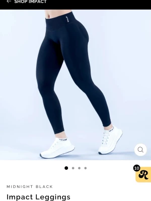 Svarta Impact leggings Dfyne - Säljer mina Impact leggings i färgen midnight black från Dfyne eftersom de är för små för mig. Har inte använt så mycket då jag tycker dem sitter för tajt på mig.