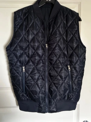 Quilted vest - Hej! Säljer denna fräscha Quilted vest. Från märket SAM’S. Hör av dig vid frågor!