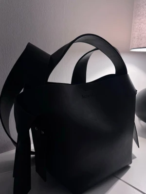 Acne studios musubi mini - Acne studios musubi mini i fint skick 