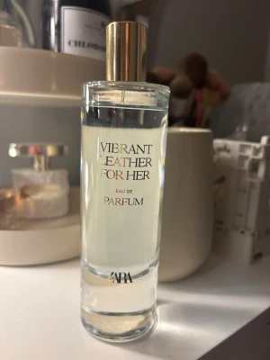 Vibrant Leather For Her parfym Zara - Vibrant Leather For Her Eau de Parfum från Zara i en elegan. Perfekt för dig som gillar fräscha och sofistikerade dofter. Hållbarhet bra. 