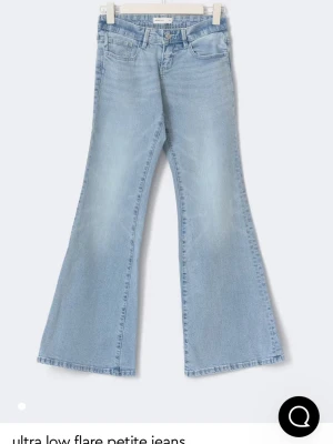 Ljusblåa flare jeans från gina - Säljer dessa ljusblåa jeans från Gina. Super fina och passar med allt. Inga skador. Kortat ner dom så funkar perfekt för någon som är mellan 155-160. Strl 38 men passar mig som är 36