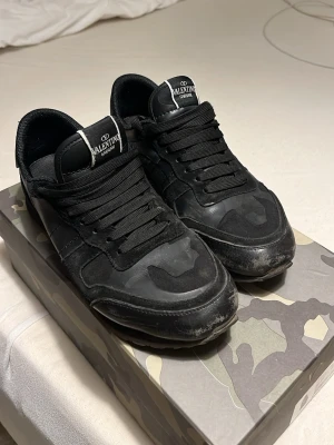 Svarta militär skor - -tillkommer box, pris kan diskuteras, inget fel på de förutom smuts.