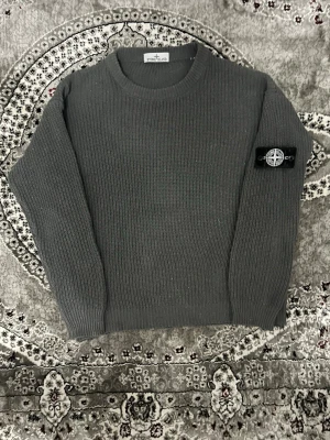 Grå stickad tröja från Stone Island - Stone island tröja, L men fungerar även som XL