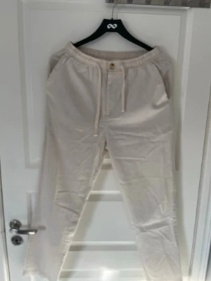 Ahlqvist linnebyxor - Tja! Säljer ett par feta linnebyxor från ahlquist clothingi storlek S nypris ligger runt 500. Byxorna har en gylf och de är knappast använda. Priset kan diskuteras!