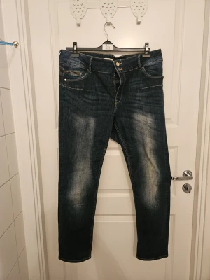 Mörkblå stretchjeans storlek 50 - 1 par snygga mörkblå stretchjeans med raka ben från Lindex i storlek 50