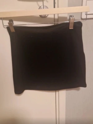Low waist mini skirt - En enkel och stilren svart kortkjol från Nelly i tight passform. Använd en gång därav priset.