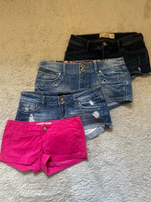 Lågmidjade jeansshorts  - Lågmidjade jeansshorts, blandade märken!                  Skriv till mig ifall ni bara skulle vilja ha ett par🤍        1550 är priset för alla!                                                         XS/M