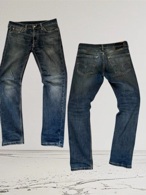 Blå Levi's jeans - Benöppningen-18cm Ytterbenslängden-100cm          Midjan-41cm       
