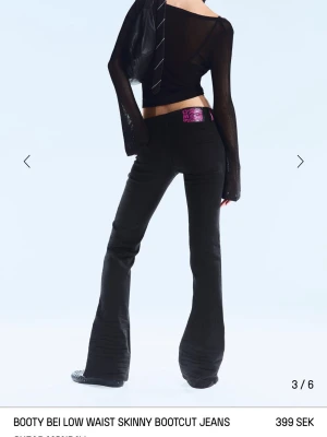 cheep monday svarta jeans - Säljer ett par svarta jeans från cheap monday/weekday i strl 26/32. Jeansen är knappt använda och har därmed inga tydliga tecken på användning🤗