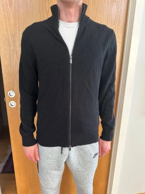 Svart stickad full ziptröja i Kashmir & Ullmixfrån Massimo Dutti - Trendig fullzip tröja i Kashmir & Ullmix från Massimo dutti  i fint skick. Storlek M och passar till alla situationer! Bra kvalité och fint märke. Vid fler frågor eller funderingar hör gärna av er! 