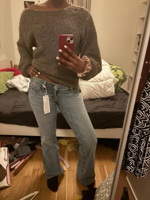 Blå low waist bootcut jeans - Snygga jeans från Gina💕