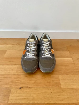 Philippe Model sneakers - Philippe Model sneakers i olivgrön. Bra skick, tecken på användning men har varit väl omhändertagna. Säljes som de är. Skickas välpackade inom 24 timmar.