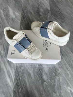 Valentino Open skor - Valentino Open - Skick: Jättefint skick  - Storlek 36 - Tillbehör: Valentino kort - Nypris: 6000kr - TrendWardrobe