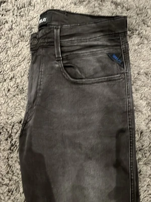 Svarta jeans från Replay - Ett par riktigt snygga och fräscha svarta replay  ambass jeans, i ett riktigt gott skick.      Skick 8/10