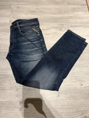 Mörkblå replay - Snygga mörkblå jeans från replay. Storlek W31, de har snygga slitningar och är knappt använda, vid någon fundering är de bara att skicka! Ge gärna pris förslag!