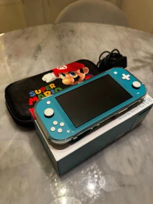 Nintendo Switch Lite med allt - Nintendo Switch Lite i turkos färg. Konsolen är designad för handhållet spel och är kompatibel med alla Nintendo Switch-spel som stöder handhållet läge. Den har inbyggda kontroller och en kompakt design, vilket gör den enkel att ta med sig. En Super Mario-bärväska medföljer.  Medföljer kartong, laddare skärmskydd (glas), konsol silicon skydd och Super mario skyddsväska att ha konsolen och spelen i.  Knappt använd  Den levereras ominstallerad