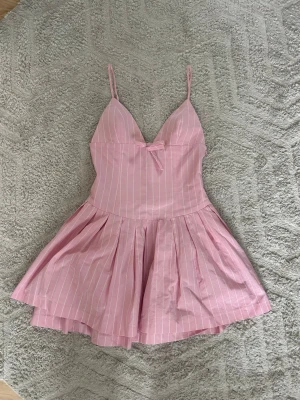 Rosa Söt Sommarklänning ZARA - Söt rosa klänning med vita smala ränder, tunna axelband och v-ringning. Supersöt och somrig slutsåld ZARA klänning