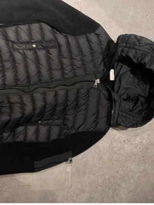 Svart pufferjacka från Moncler - Snygg svart pufferjacka från Moncler