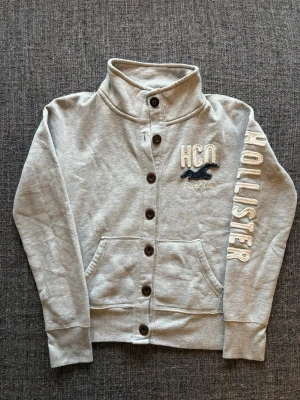 Hollister cardigan ~ sällsynt vintage modell  - Säljer nu denna sällsynta Hollister cardiganen med knappar. Väldigt fint skick och passar perfekt nu till våren. Storlek M men sitter som XS! Obs kan även gå ner lite i pris vid snabb affär 😊