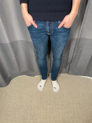 NUDIE JEANS - Tja!| Säljer detta paret feta jeans från Nudie!| Modell: Tight Terry!| Mycket gott skick!| Pris kan alltid diskuteras!| Kontakta mig vid minsta fråga!| //Nils