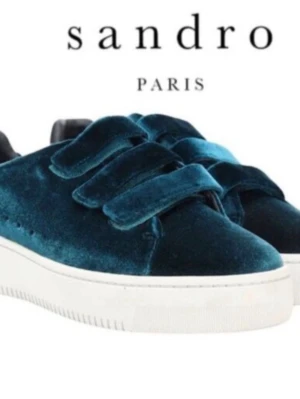 KONTAKTA FÖR FLER BILDERBlå sammetssneakers från Sandro - Unika sneakers i djupblå sammet från Sandro Paris med breda kardborreband och vit sula.  Jag kan också tänka mig att byta ut dem mot Lanvin, Valentino eller något annat, Grisch!