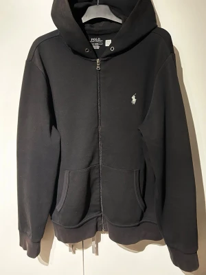 Polo Ralph Lauren  - Säljer en snygg Polo Ralph Lauren Zip tröja som är i gott skick 8.5/10✅Köpt på Care of Carl för 1800 mitt pris 800✅Skriv för fler bilder📸Hör av er vid frågor och funderingar😊🤝