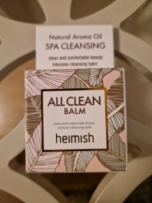 Heimish All Clean Balm rengöringsbalm - Heimish All Clean Balm är ett intensivt rengöringsbalm med naturliga aromoljor. Förpackningen har ett stilrent bladmotiv i rosa, beige och grönt. Perfekt för att ta bort smink och orenheter på ett skonsamt sätt.