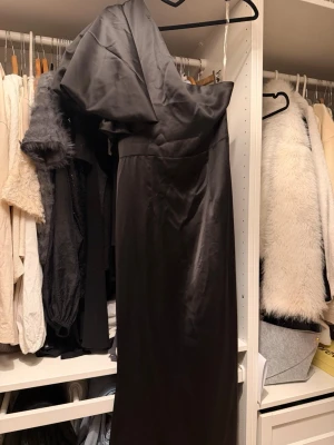 BALKLÄNNING - Säljer en balklänning jag aldrig använde, så fin och lång med slits där nere! Passar dig som är 165cm eller längre, om man inte syr upp !!🫶🏼🫶🏼Supersnygg hoppas någon får användning, pris kan diskuteras 