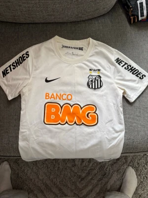 Vit Santos FC matchtröja Nike - Vit Santos FC matchtröja utan tryck. Perfekt för sommaren. Tröjan är i storlek S men passar bra för M också!