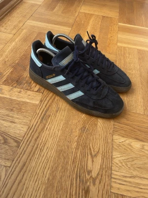 Adidas spezial - Tjena, säljer nu mina adidas special då dem har blivit för små. Dem är väldigt bekväma och passar till våren och sommaren. Dem ser lite fuktiga ut på bilden på grund av impregneringssprey. Skriv för minsta fråga.