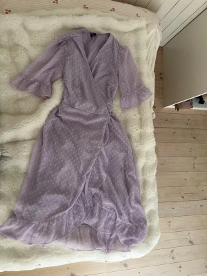 Lila sommarklänning med snöre i midjan v-ringad   - Lila sommarklänning med snöre i midjan v-ringad   Knappt använd perfekt till sommaren eller till påsk 