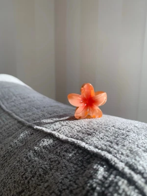 Blommig hårklämma 🌺 - Söt hårklämma i form av en blomma i orange och ljusrosa toner. Klämman har fem kronblad och en mjuk övergång mellan färgerna, vilket ger en fräsch och somrig vibe. Perfekt för att piffa upp frisyren med en färgklick och en lekfull touch.