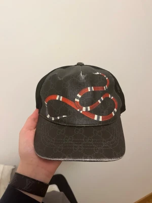 Gucci keps med orm och GG-mönster - Gucci keps, bra skick slitage ses på bilderna 