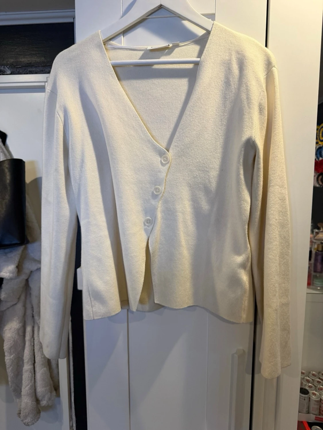 Vit kofta med v-ringning och knappar