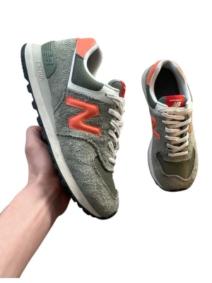 New balance 574 - Ett par new balance sneakers som är gröna och oranga. Skorna i nytt skick utan prislapp. Ny pris: 1400kr och vi säljer dem för 499kr