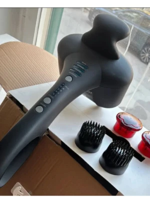 Elektrisk massageapparat med tillbehör - Elektrisk massageapparat i svart plast med flera program och värmeinställningar. Medföljer olika utbytbara massagehuvuden, inklusive borst- och runda fästen. Perfekt för att stimulera och mjuka upp muskler. Enkel att använda med tydliga knappar och LED-indikatorer.