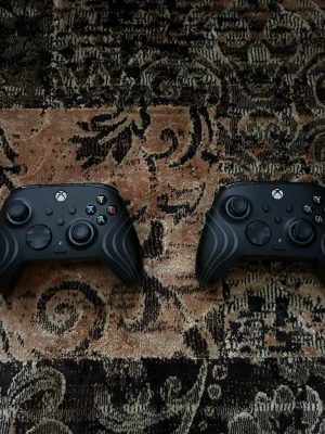 Xbox kontroller  - Säljer mina två Xbox kontroller som fungerar perfekt 