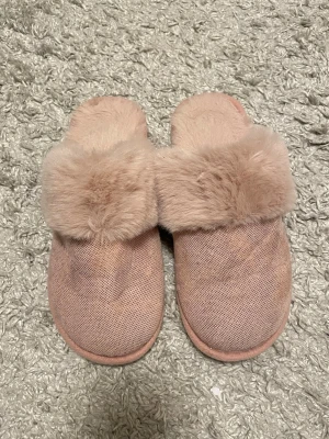 Fluffiga rosa tofflor – cozy princess vibes  - Fluffiga rosa tofflor i strl 40/41 💗 Supermjuka, varma och i fint skick. Cozy vibes hela vintern – dina fötter kommer tacka dig ☁️✨ Redo för ny ägare 😍 