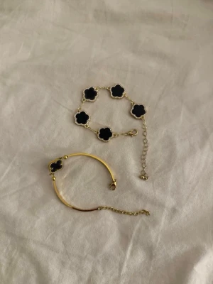 Guldarmband med svarta blommor - Fri frakt!