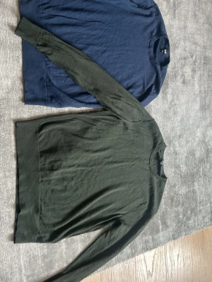 Två basic långärmade tröjor från uniqlo - Jag säljer två tröjor i bra skick två för 300 eller en för 200