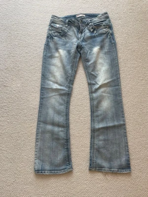 Jeans  - Super snygga jeans, midjemått 36x2cm innerbenslöngd 75cm💕