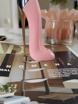 Parfym Carolina Herrera - Parfym myckt kvar 🩷 man ser ungefär hur mycket det är kvar på andra bildan ca 50-60%