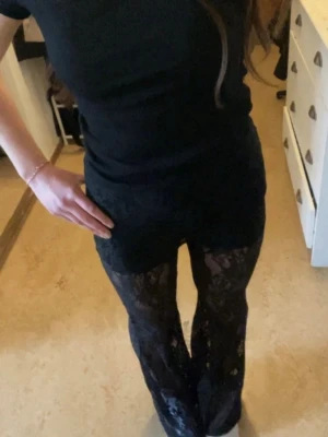 Spets byxor - Säljer nu mina otroligt fina spetsbyxor som endast kom till användning en gång på min födelsedag. Storleken är S. Och om du har frågor eller prisförslag så kan du komma privat KOM PRIVAT FÖR FLER BILDER