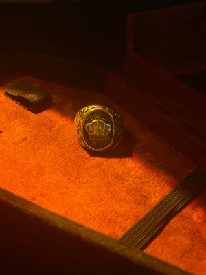 Grisch ring - Denna ring ger vibesen av rik. Bär du denna ring så kommer du känna dig som en kung. Eller vänta…DET ÄR DU JU ÄVEN MED RINGEN LIGGANDES I DITT RUM! Men inte utan den. Då är du inget…