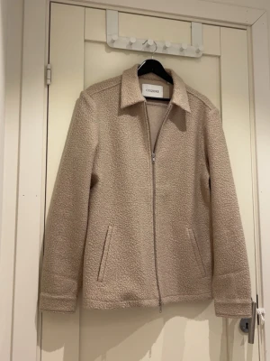 Beige jacka - Fick denna i present men den va en storlek för stor och glömde skicka tillbaka den i tid. Köpt från Nlyman för 1300.                          Den är helt oanvänd.