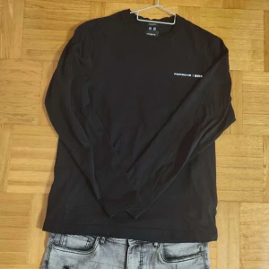 Boss Hoodie - Svart Boss x Porsche tröja i storlek M, Tröjan är i väldigt bra skick, Bekväm tröja som är enkel att matcha med och passar till alla tillfällen. Hör av er vid intresse/funderingar.  PRIS KAN DISKUTERAS!