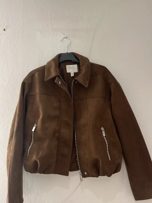 Den Bruna trendiga bomberjacka i mocka - Suuuuper snygg mocka jacka i brun från HM, storlek XS, passar S med. Finns en exakt likadan från Zara. Använd endast 1 gång då jag köpte den i förrigår💗💗💗💗