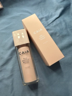 Caia red carpet primer  - Säljer min populära CAIA Red Carpet Prime Glow Primer i nyansen Light to medium. Den ger en fin, naturlig lyster och jämnar ut huden perfekt innan foundation. Produkten ger en fräsch “glow from within”-finish och hjälper sminket att sitta bättre och längre.  Använd endast 3 gånger – det finns fortfarande mycket produkt kvar.  Säljer eftersom jag använder andra primers just nu.