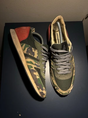 Runners Herr Storlek 41 - Tja, säljer ett par Runners från Sharp The Bear. Storlek 41. Skick 8/10, en defekt synns på bilderna. Nypris runt 2000, mitt pris 429. Fraktas samma dag. Hör av dig vid frågor o funderingar!