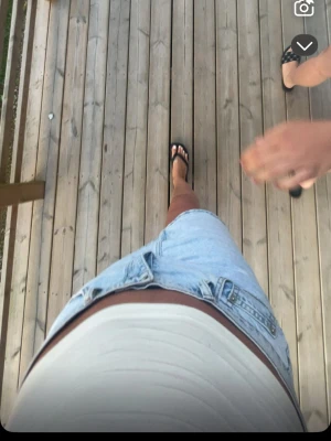 Ljusblå jeanskjol från 157 - Säljer en ljusblå jeanskjol från 157 med klassisk femficksdesign och bälteshällor. Kjolen har två stora bakfickor och stängs med dragkedja och dubbla knappar framtill. Perfekt för dig som gillar en enkel och avslappnad stil. Kjolen har tyvvär blivit lite solblekt som ja hoppas man kan se på bild 2/3 annars skriv för mer bilder. Jättefin att ha på sig ändå! Storlek S. Nypris-150 Säljer för-35 då den är är rätt fin. Pris kan sänkas! Suuuper snygg att ha på sommaren speciellt när man är brun😫💙